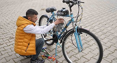 İkinci el bisiklet satın aldı, topladığı malzemelerle mobilete çevirdi