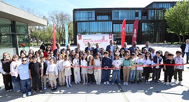 İnegöl'de 23 Nisan'a özel minik sanatçılar sergisi açıldı