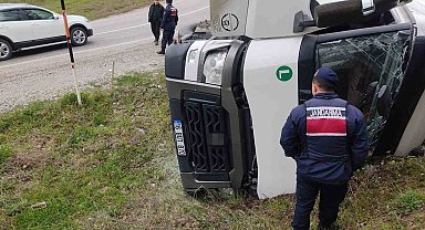 İnegöl'de su yüklü tır yamaca devrildi: 1 yaralı