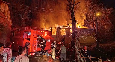 İnegöl'de tek katlı ev alev alev yandı