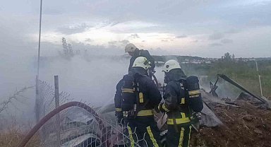 İnşaat şantiyesinde konteyner yangını