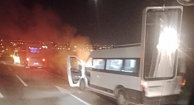 İşçi servis minibüsü alev aldı