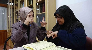 İşitme engelli kadınlar işaret diliyle Kur'an-ı Kerim öğreniyor