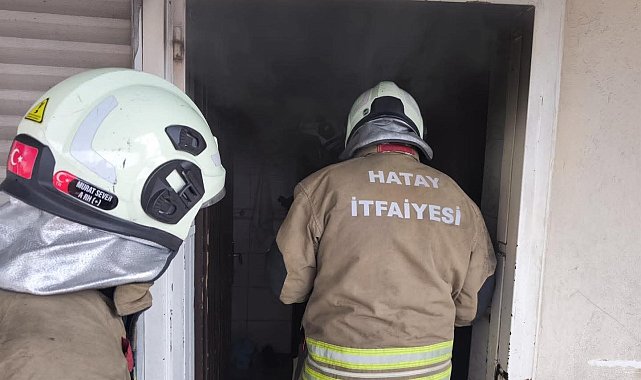 İskenderun'da evin mutfağı alevlere teslim oldu