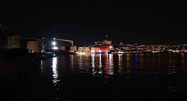 İstanbul Boğazı'nda gemi yalıya metreler kala karaya oturdu, geçişler geçici olarak durduruldu