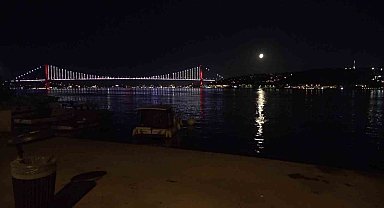 İstanbul Boğazı'nda yakamoz manzarası