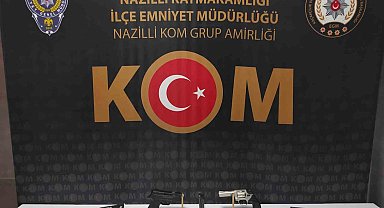 İşyerinde ruhsatsız silahlarla yakalandı