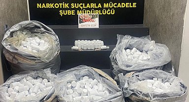 İzmir'de durdurulan araçtan 156 bin uyuşturucu hap çıktı