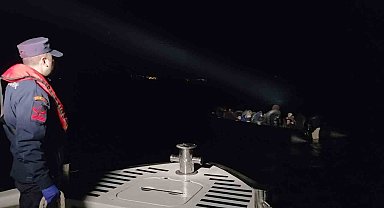 İzmir'de hareketli lastik bottaki 33 düzensiz göçmen yakalandı