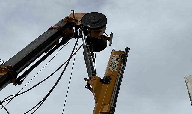 İzmir'de inşaat kulübesinin üzerine vinç düştü: 3 işçi yaralandı