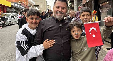 İzmirli işletmeciden 23 Nisan'da binlerce çocuğa pide ve bayrak