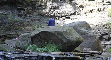 Kabaceviz Şelalesi'nde piknik yapan kardeşlerin üzerine kaya düştü: 1 ölü
