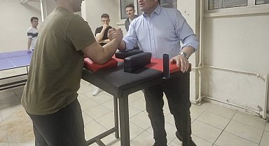 Kabakcı; öğrencilerle bilek güreşi yaptı