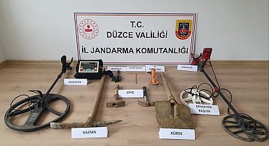 Kaçak kazı yaparken jandarmaya suçüstü yakalandılar