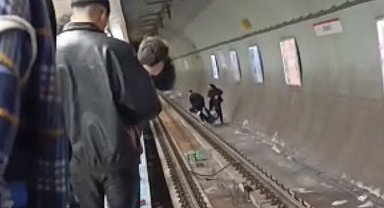 Kadıköy metro istasyonunda intihar girişimi vatandaşlar tarafından engellendi