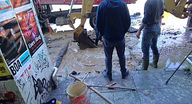 Kadıköy'de ait su borusu patladı, yollar göle döndü