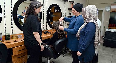 Kadınlar DİSMEK'te meslek öğreniyor