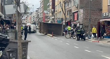 Kağıthane'de kamyon yan yattı