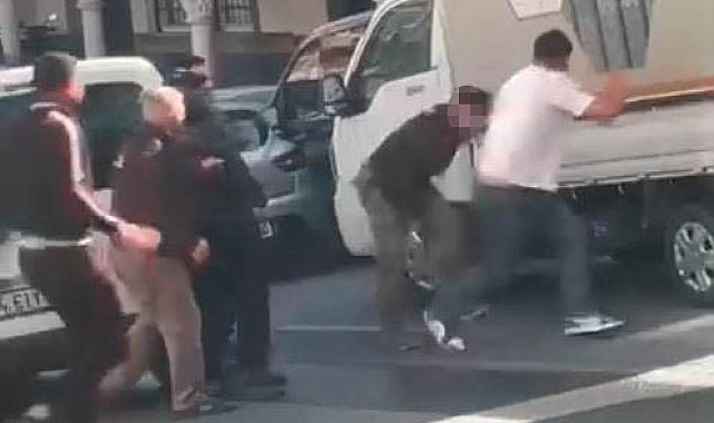 Kağıthane'de yol verme tartışması bıçaklı kavgaya dönüştü: O anlar kamerada