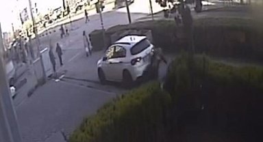 Kaldırımda yürüyen yayanın otomobilin altında kaldığı anın görüntüsü ortaya çıktı