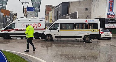 Kamyon ile servis minibüsü çarpıştı 4 kişi yaralandı