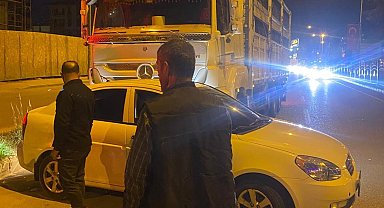 Kamyon otomobili sürükledi