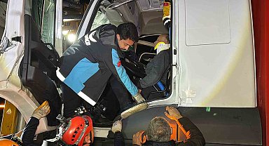 Kamyon tıra çarptı, sürücü kabinde sıkıştı: Ekipler zamanla yarıştı