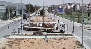 Kamyonetin otomobilin üzerine devrildiği kaza kamerada