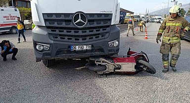 Kamyonun altında kalarak ezilen motosikletin sürücüsü hayatını kaybetti