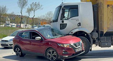 Kamyonun sürüklediği otomobilden burunları bile kanamadan çıktılar