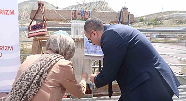Kapadokya'da turistler halı dokuyup çanak yaptı