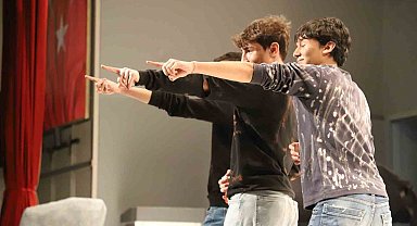 Karabük'te gençler tiyatro sahnesinde yarıştı