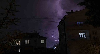 Karaman'da şimşekler geceyi aydınlattı