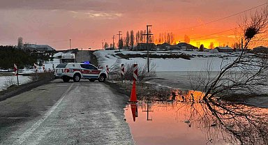 Karayazı'da gölet taştı, yol ulaşıma kapatıldı