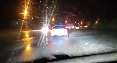 Karayoluna düşen taşlar ulaşımda aksamalara neden oldu