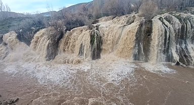 Karların erimesiyle Muradiye Şelalesi coştu