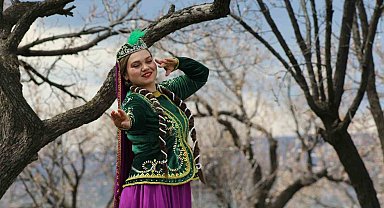 Kars'ta çiçek açan bağlarda Kafkas dansı görsel şölene dönüştü