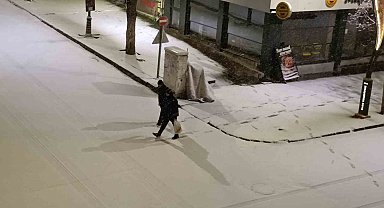 Kars'ta Nisan sürprizi: Şehir merkezi 5 dakikada beyaza büründü