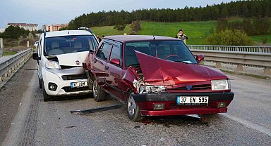 Kastamonu'da iki ayrı trafik kazasında 6 kişi yaralandı