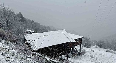 Kastamonu'da Nisan sonunda kar sürprizi