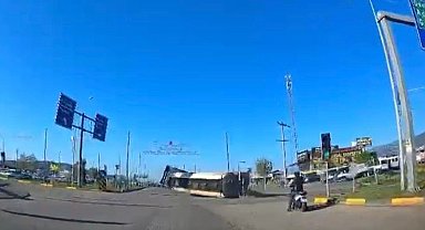 Kavşakta kontrolden çıkan tır devrildi: Faciadan dönülen kaza kamerada