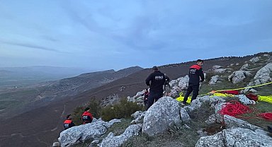 Kayalıklarda mahsur kalan keçiyi arama kurtarma ekipleri kurtardı