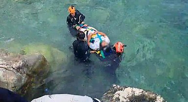 Kayalıklardan düşerek yaralanan şahıs için ekipler alarma geçti