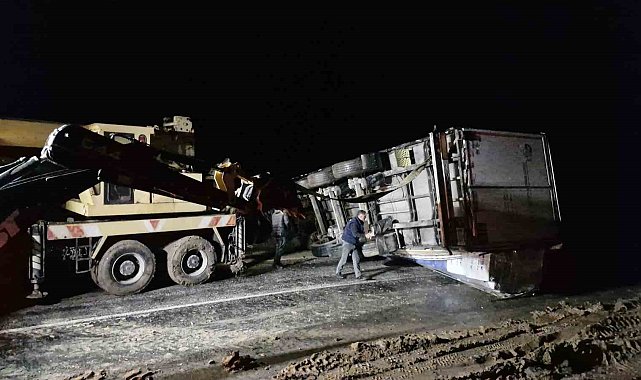Kayan tır devrildi, Ankara-Tokat karayolu saatlerce ulaşıma kapandı