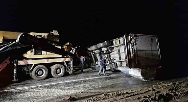 Kayan tır devrildi, Ankara-Tokat karayolu saatlerce ulaşıma kapandı