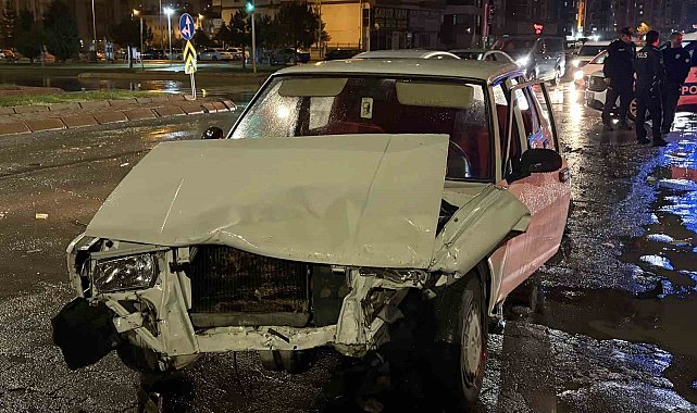 Kayseri'de iki otomobil çarpıştı: Tofaş kağıt gibi ezildi