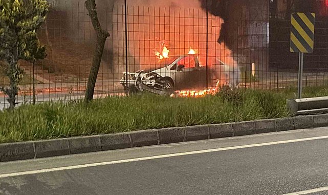 Kaza yapan otomobil alev topuna döndü: Yol trafiğe kapandı