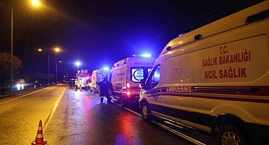 Kazada yaralanan kardeşi ile aynı ambulansa binmek isteyen yaralı ekiplere zor anlar yaşattı