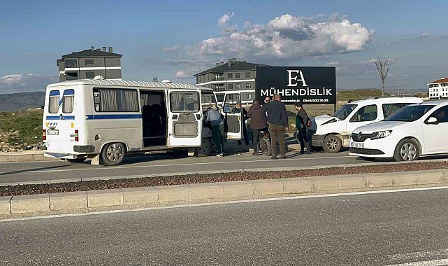 Kazadan sonra ters yöne giren minibüs hafif ticari araçla çarpıştı: 1'i çocuk 4 yaralı