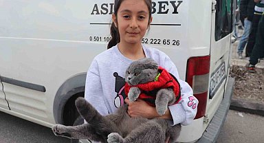 Kedisiyle stadyuma gelen minik taraftar bu sefer de Bursaspor'un yanında